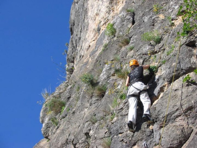  escalando en la roca 
